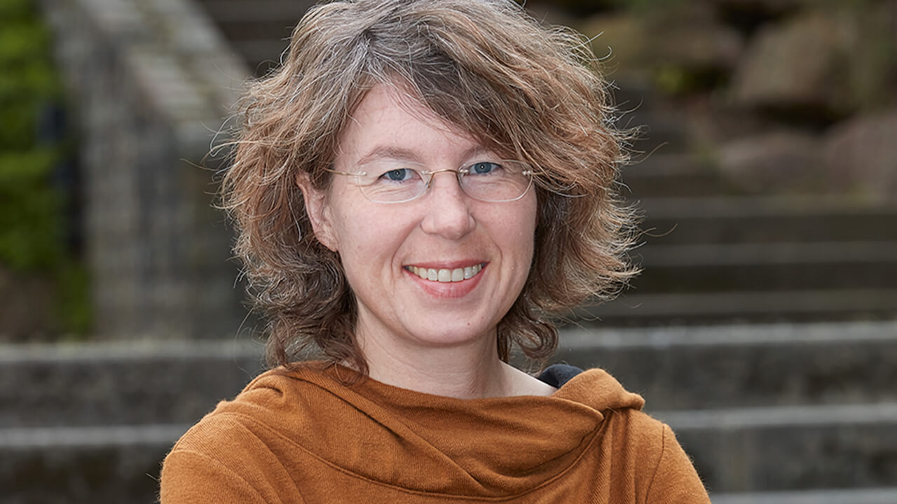 Sabine Hossenfelder keynote speaker in Frankfurt explaining complex physics concepts and the future of science